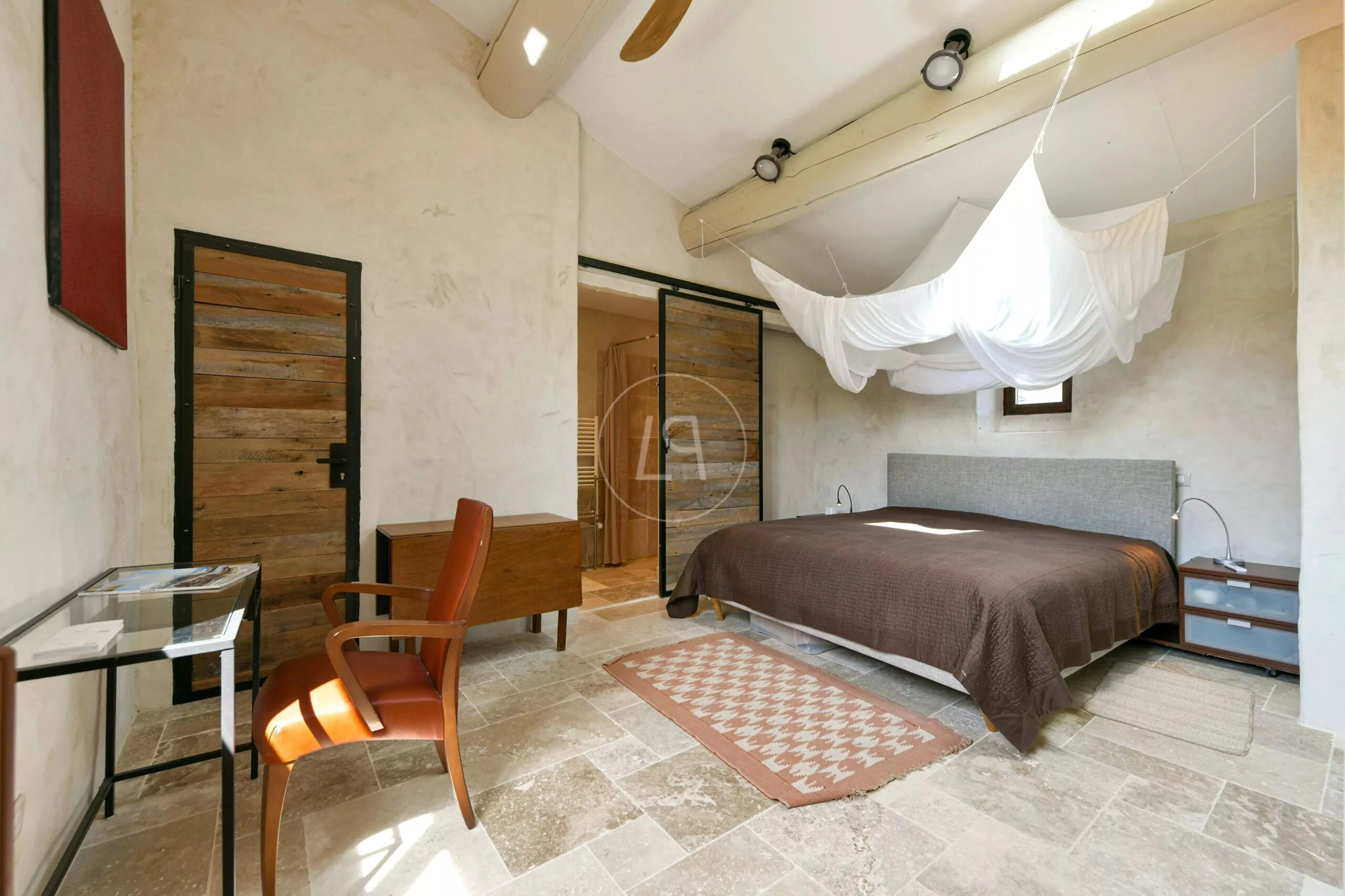 Rustikales Schlafzimmer mit mediterranem Charakter