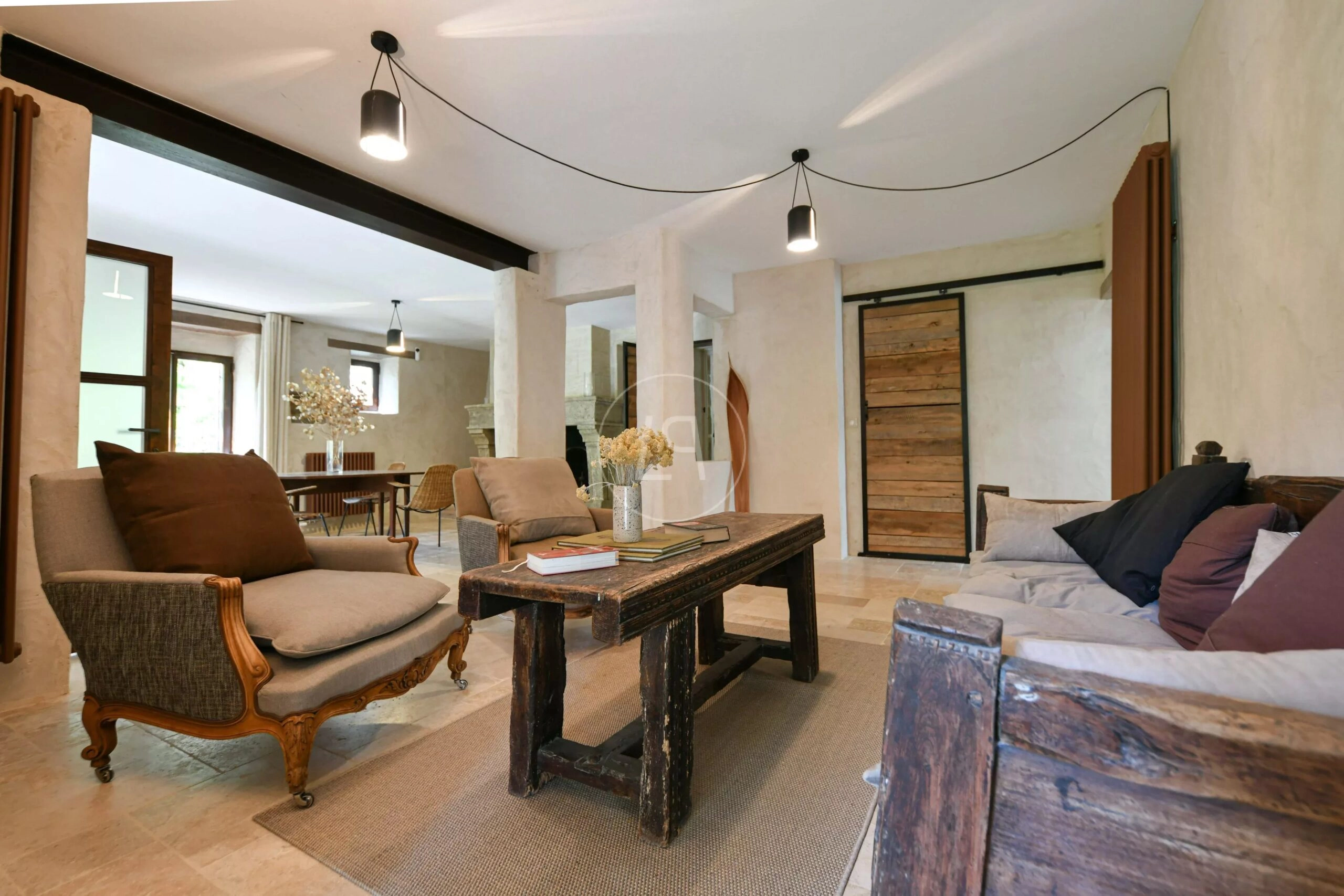 Gemütliches, rustikal-modern eingerichtetes Wohnzimmer