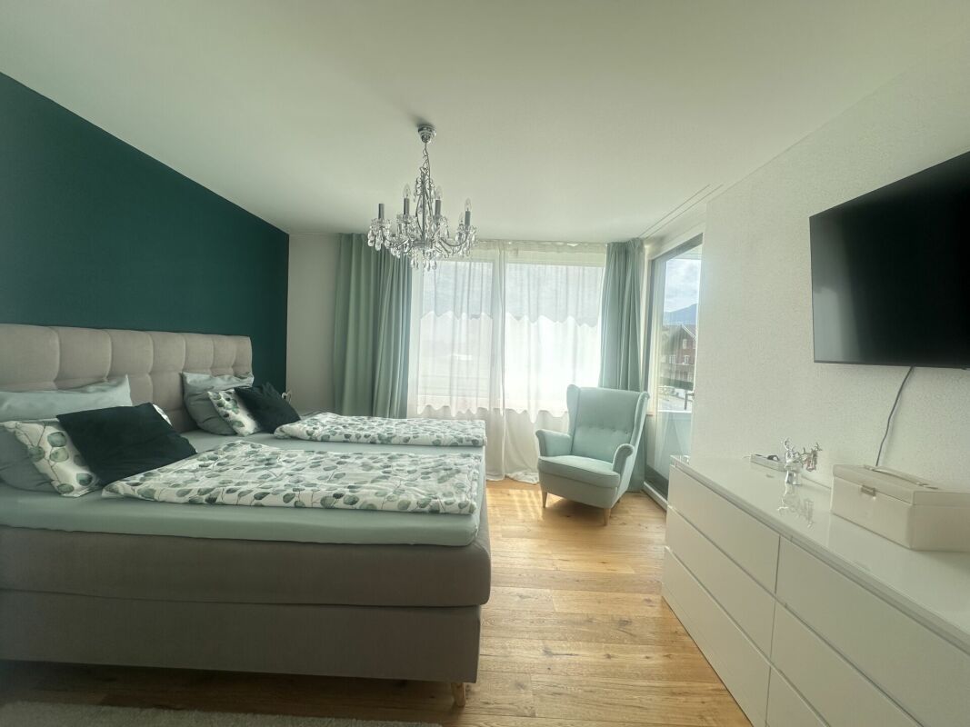 Schlafzimmer mit Balkon und Tageslicht