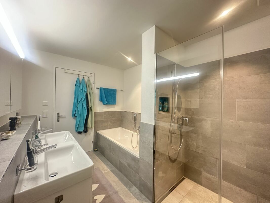 Modernes Badezimmer mit Badewanne und begehbarer Dusche