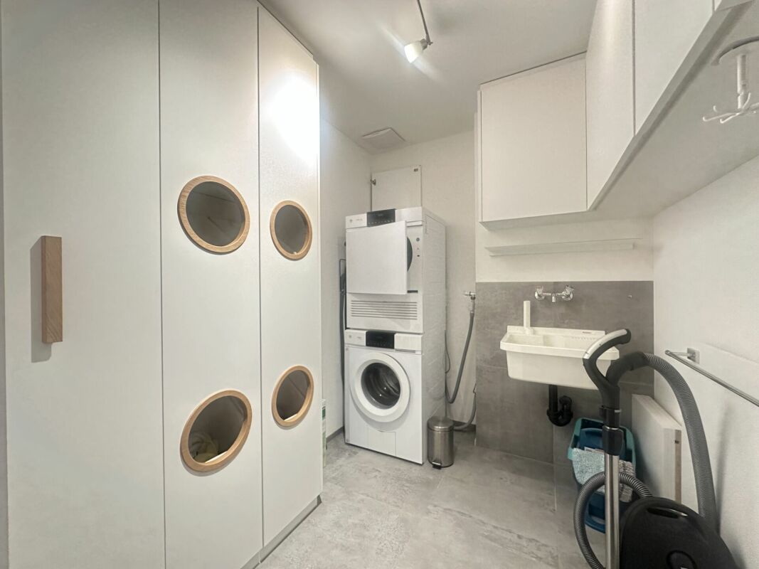 Hauswirtschaftsraum mit Wasch- und Trocknermodul