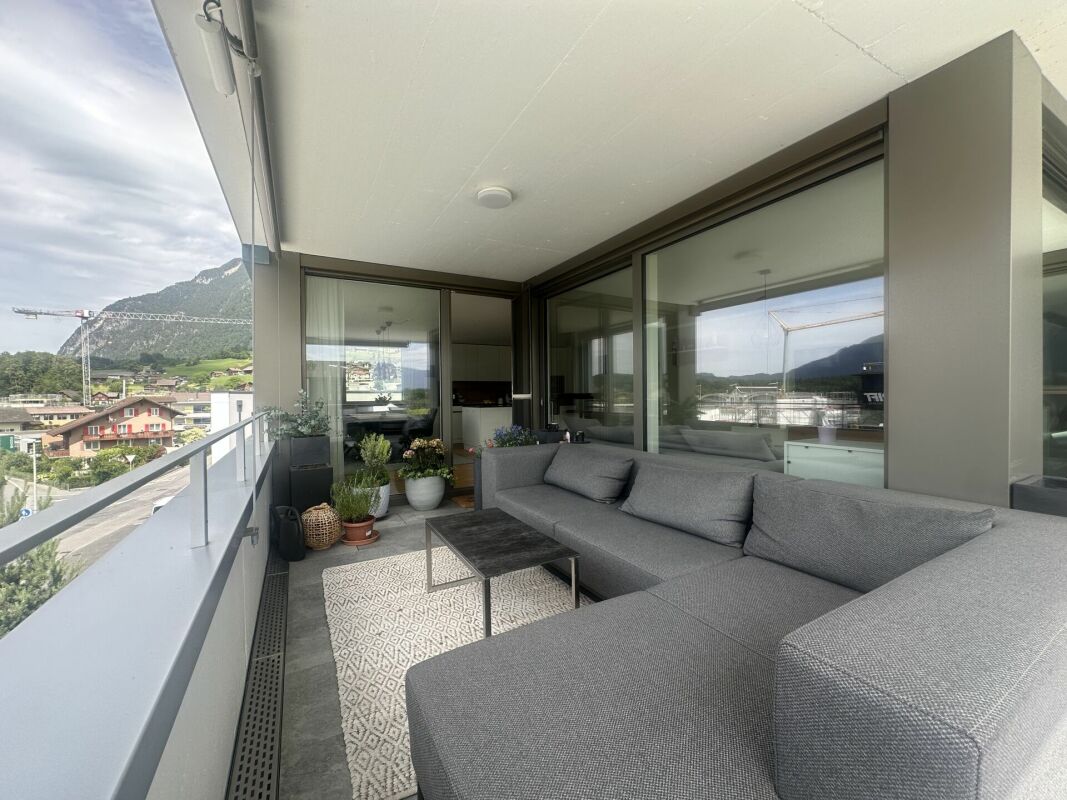 Überdachter Balkon mit Bergblick