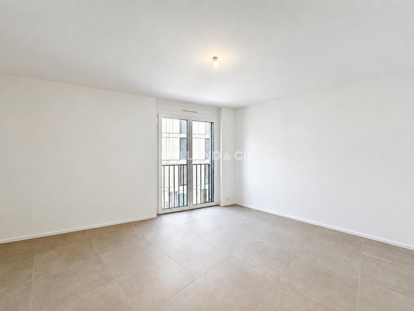 Heller, leerer Wohnraum mit Balkon