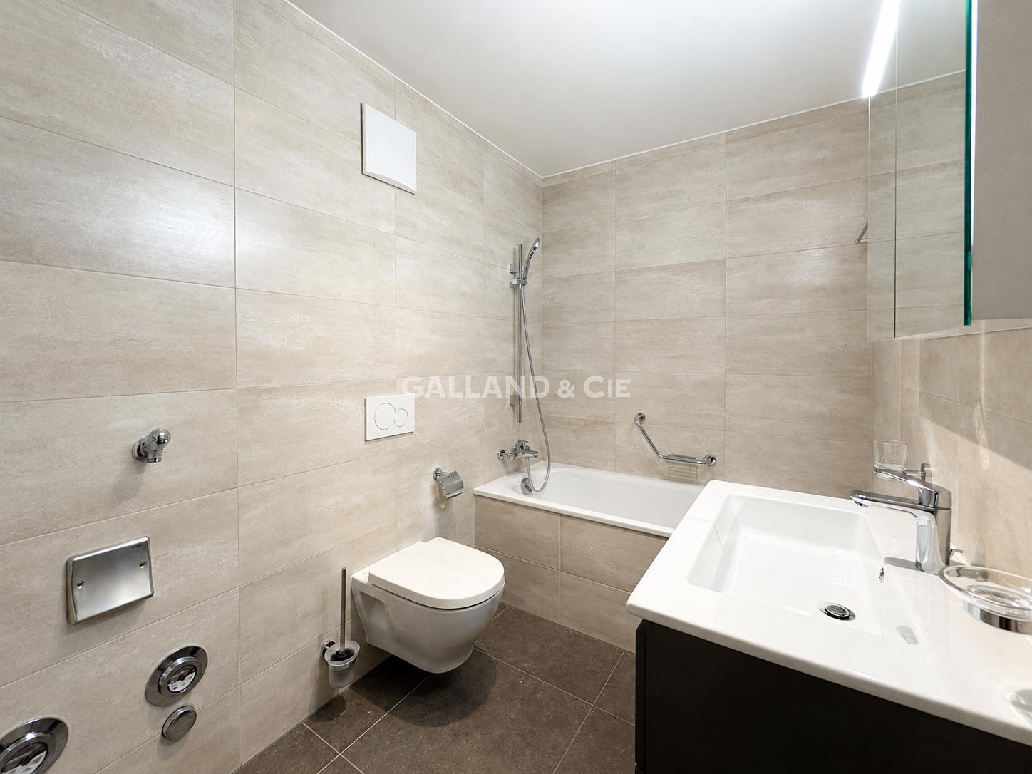 Modernes Badezimmer mit Badewanne und WC