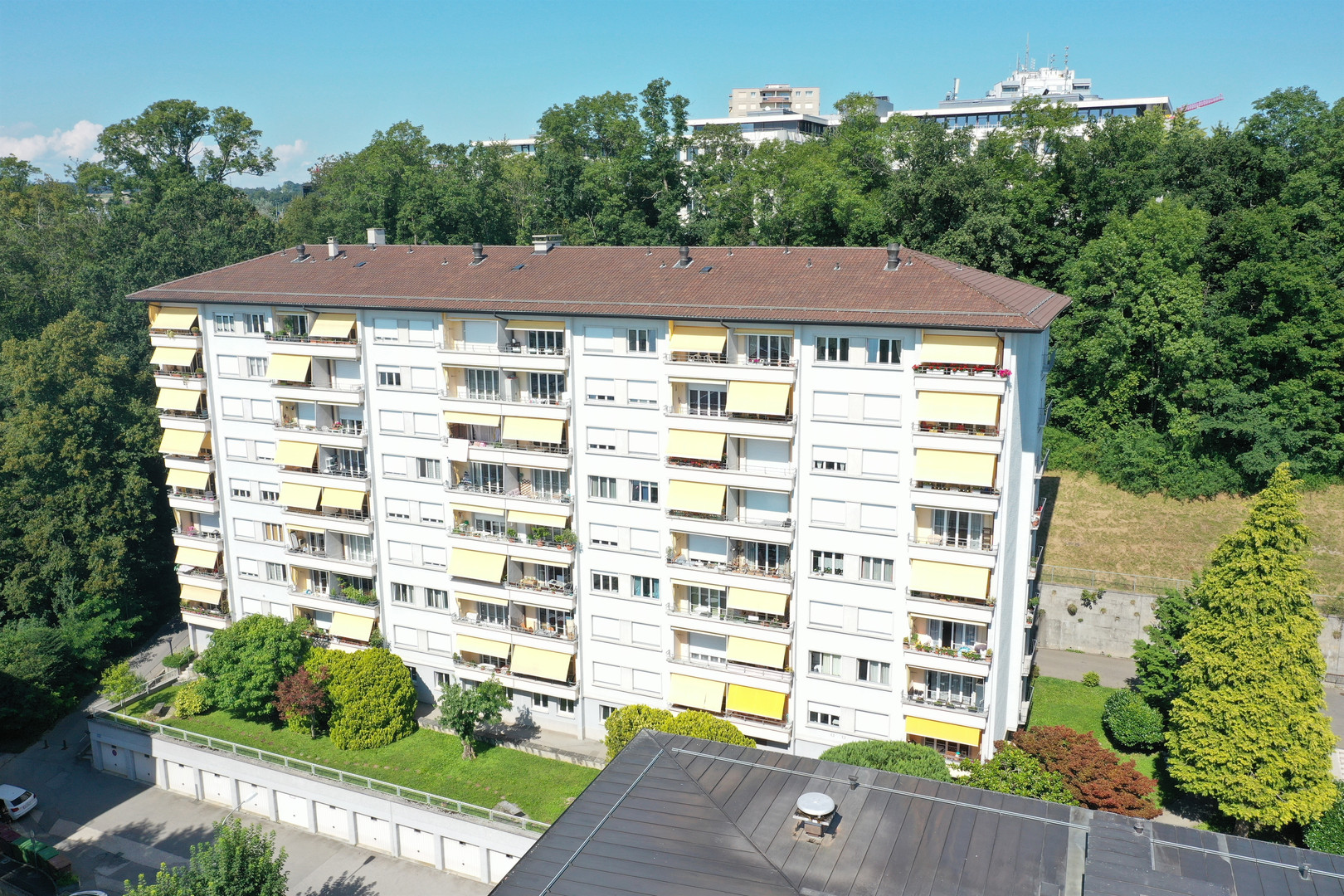 Mehrfamilienhaus mit Balkonen in grüner Umgebung