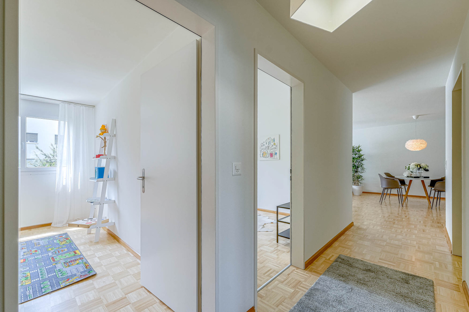 Heller Flur mit Blick in Kinderzimmer und Essbereich
