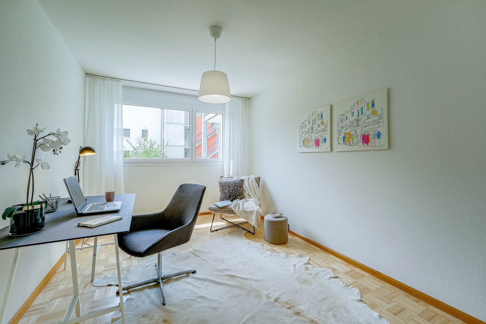Helles Arbeitszimmer mit Schreibtisch