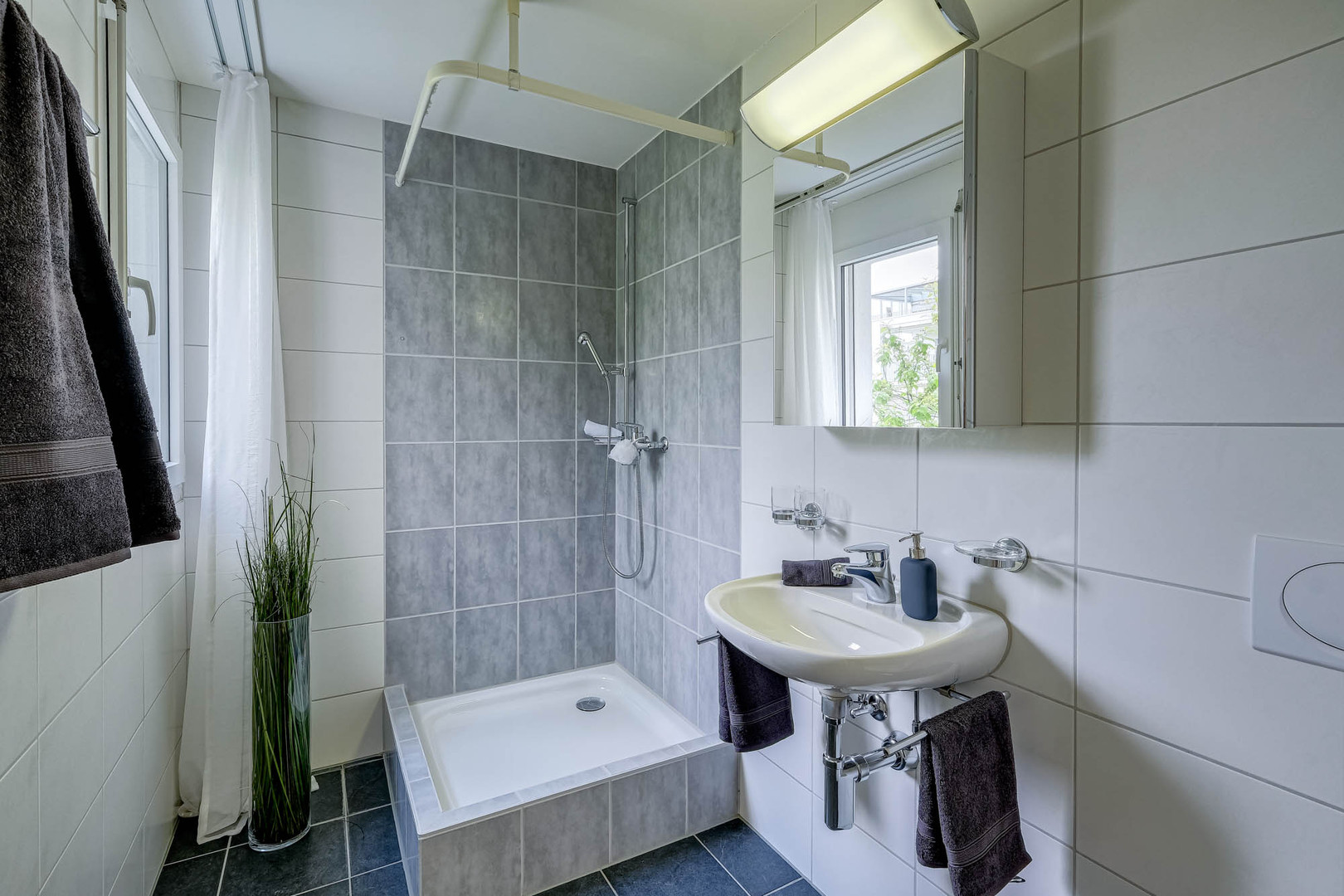 Modernes Badezimmer mit Dusche und Waschbecken