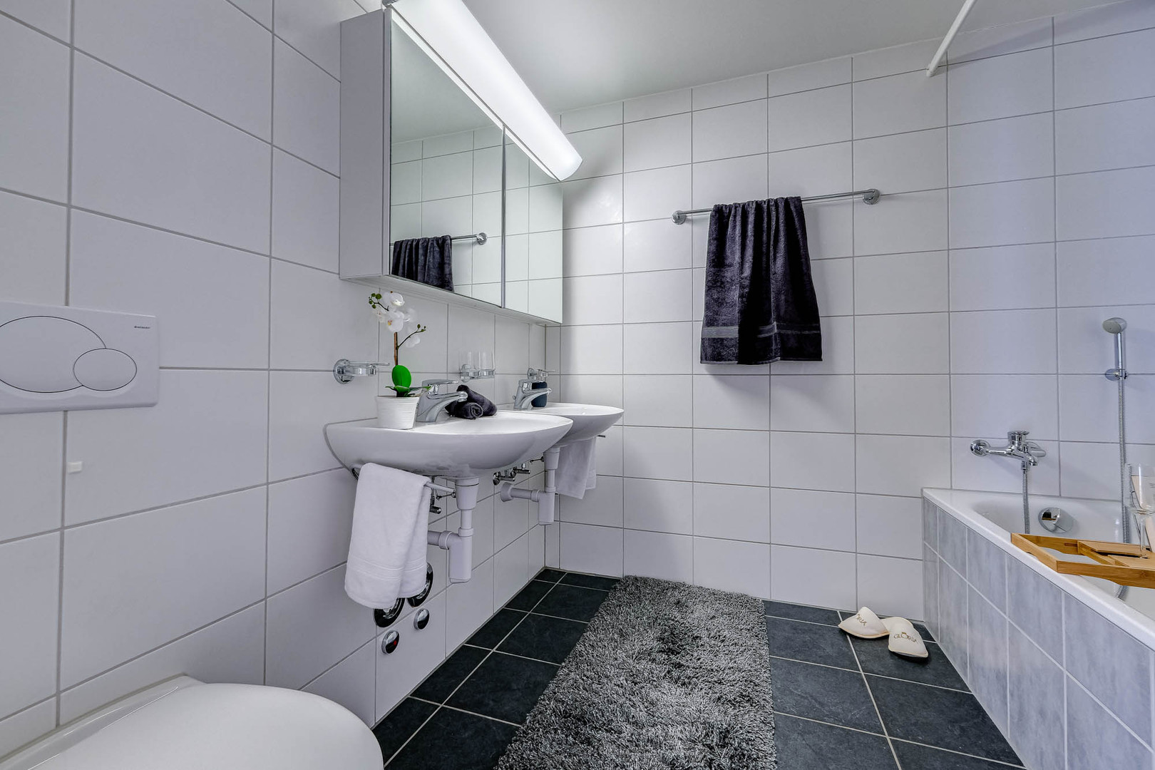 Modernes Badezimmer mit Doppelwaschtisch und Badewanne