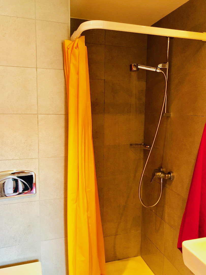 Badezimmer mit Dusche