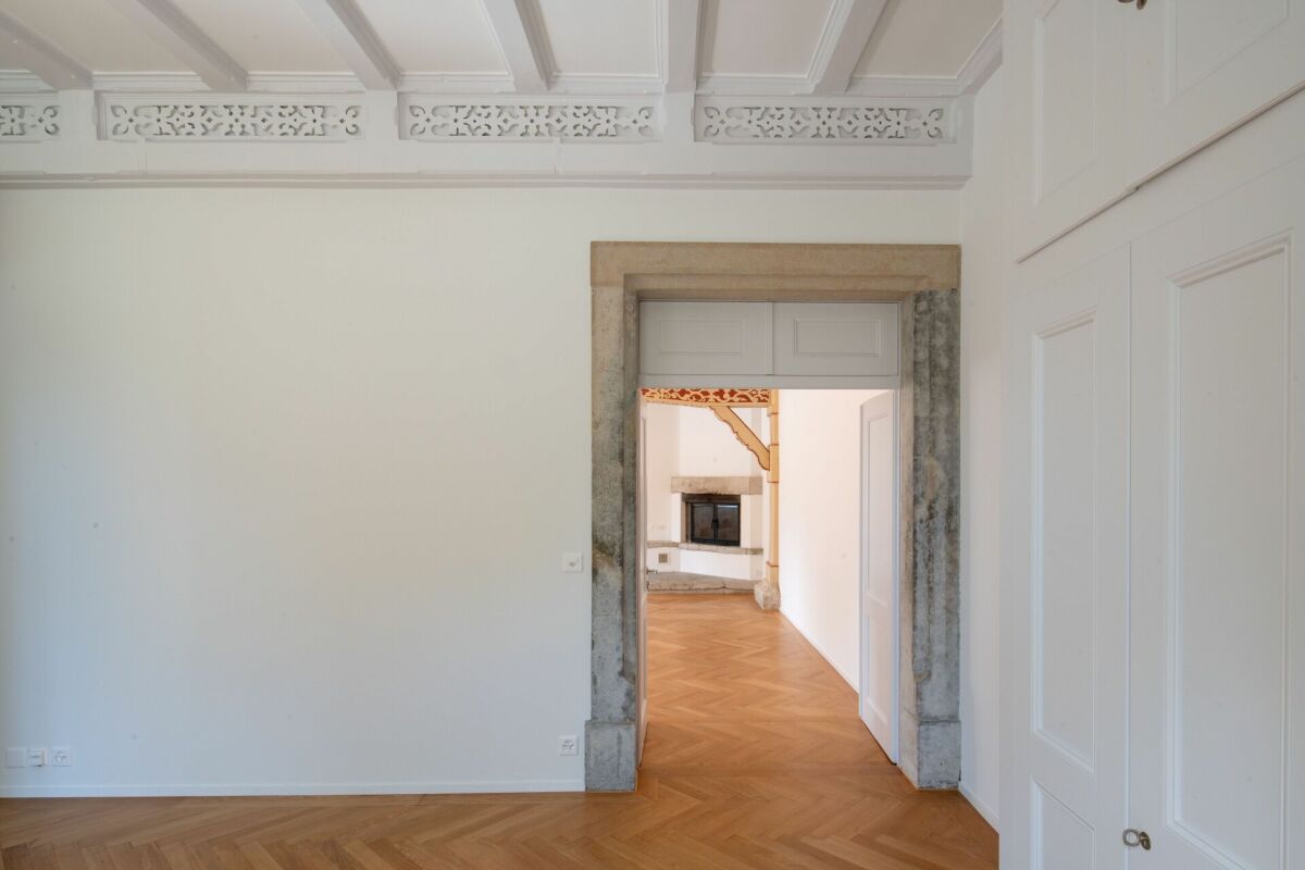 Historischer Innenraum mit Stuckdecke und Durchgang