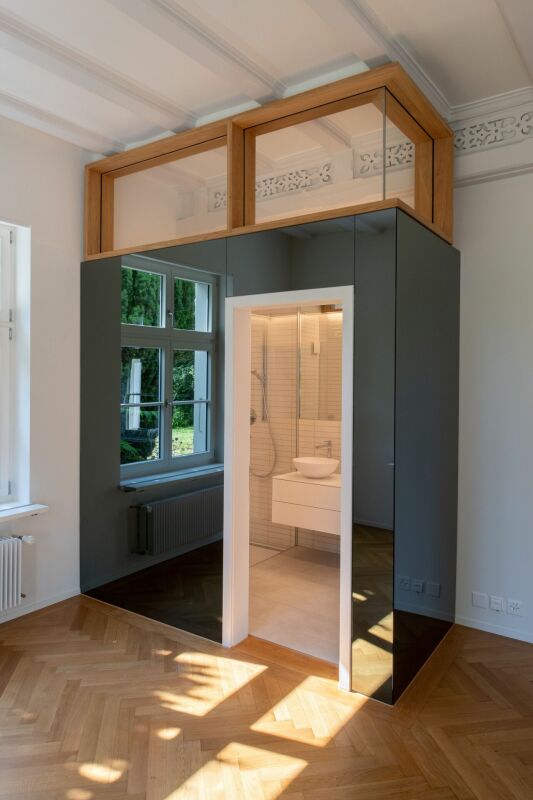 Modernes Zimmer mit eingebautem Bad-Modul