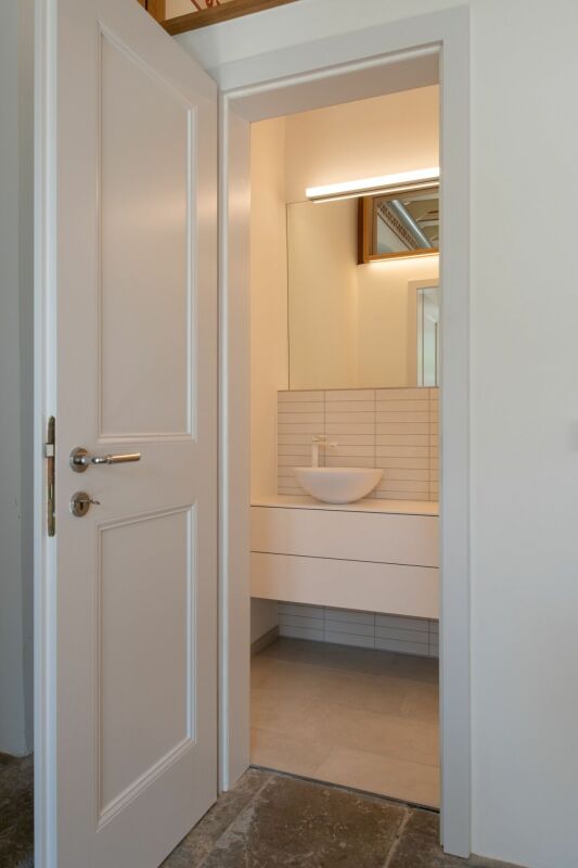 Gäste-WC mit weißem Waschtisch