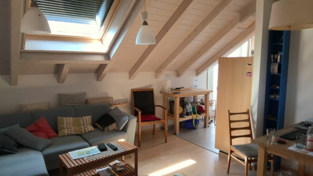 Dachgeschoss-Wohnraum mit Sofa und Dachfenster