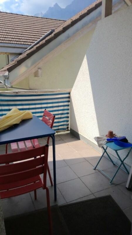 Balkon mit Tisch und Stühlen