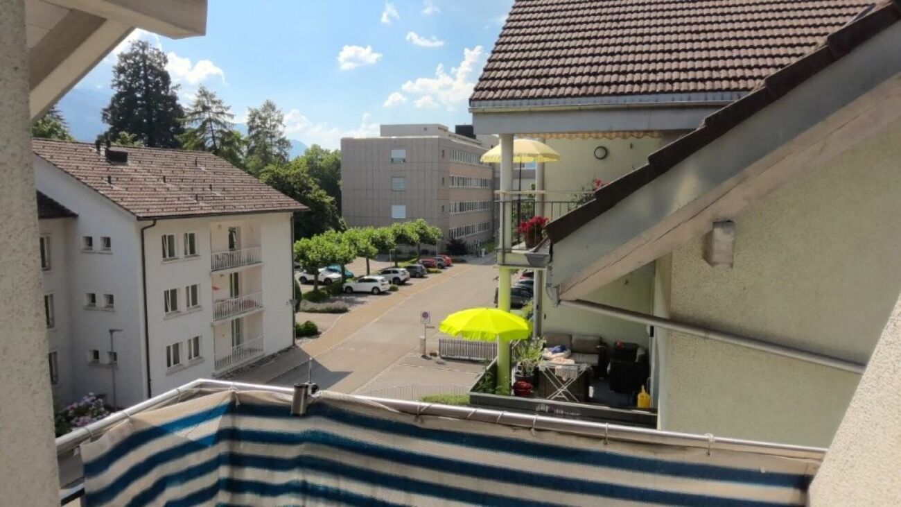 Balkonblick über Wohnanlage