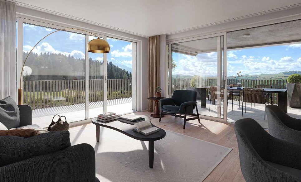 Heller Wohnraum mit Panoramablick und Zugang zur Terrasse