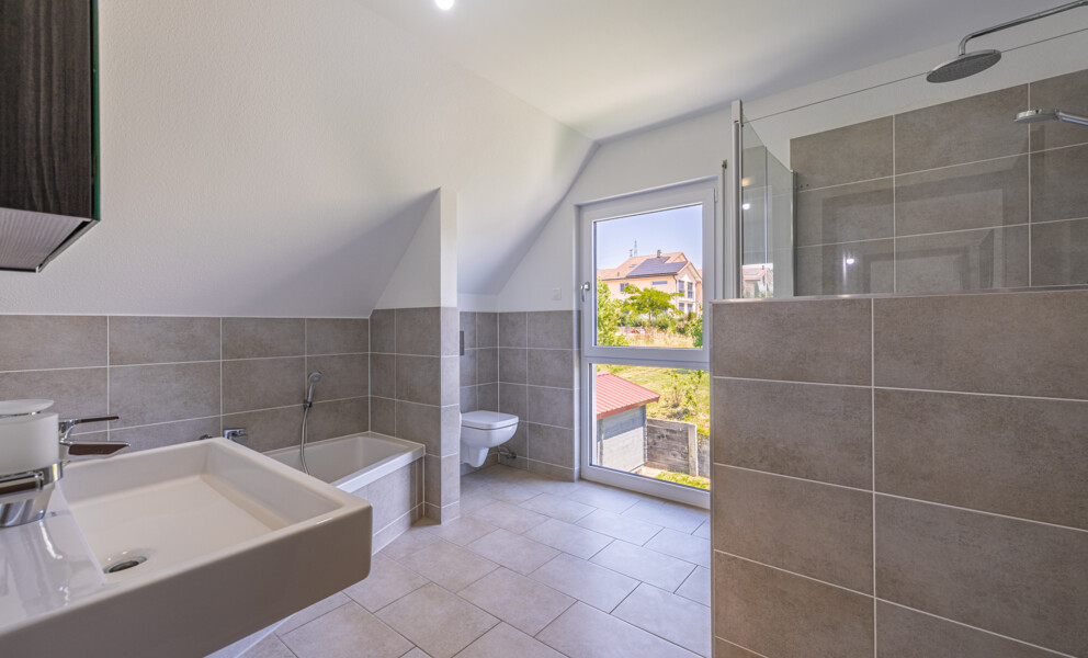 Modernes Badezimmer mit Dachschräge und Badewanne