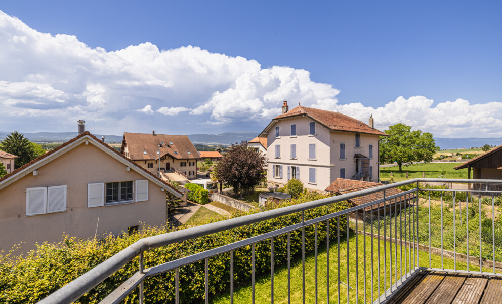 Balkonblick auf Wohnhäuser und Landschaft