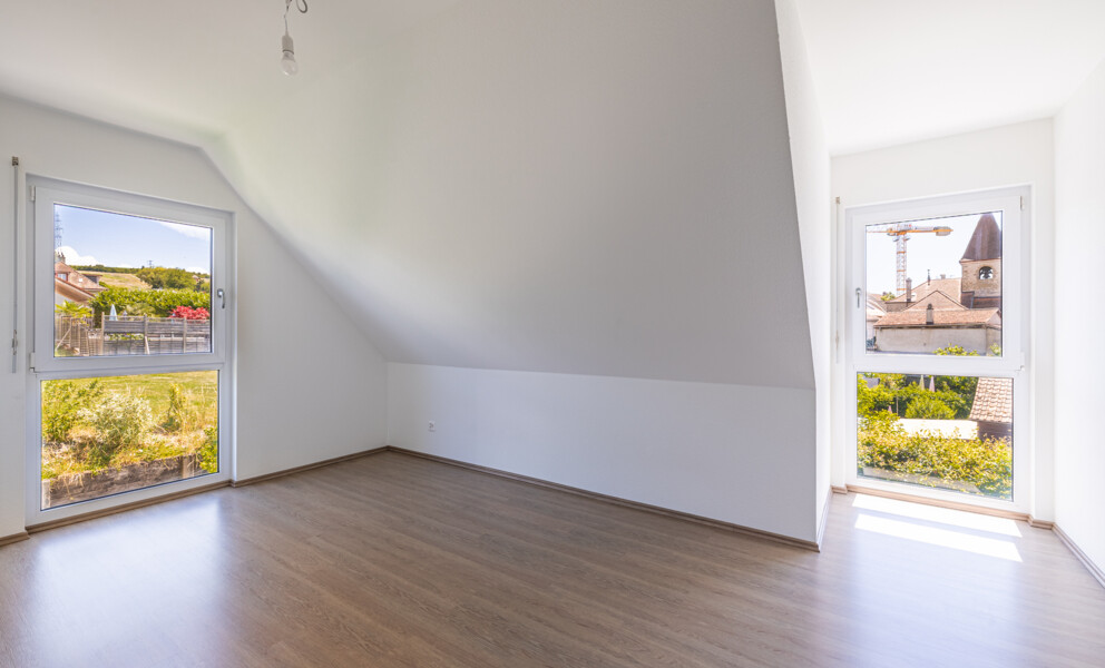 Helles Dachzimmer mit zwei Fenstern