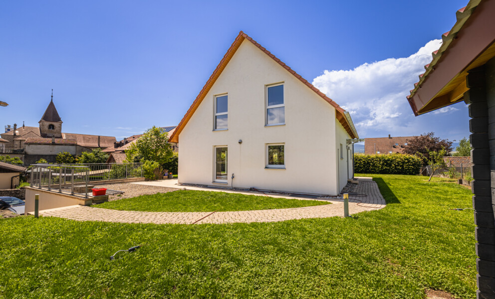 Modernes Einfamilienhaus mit Garten