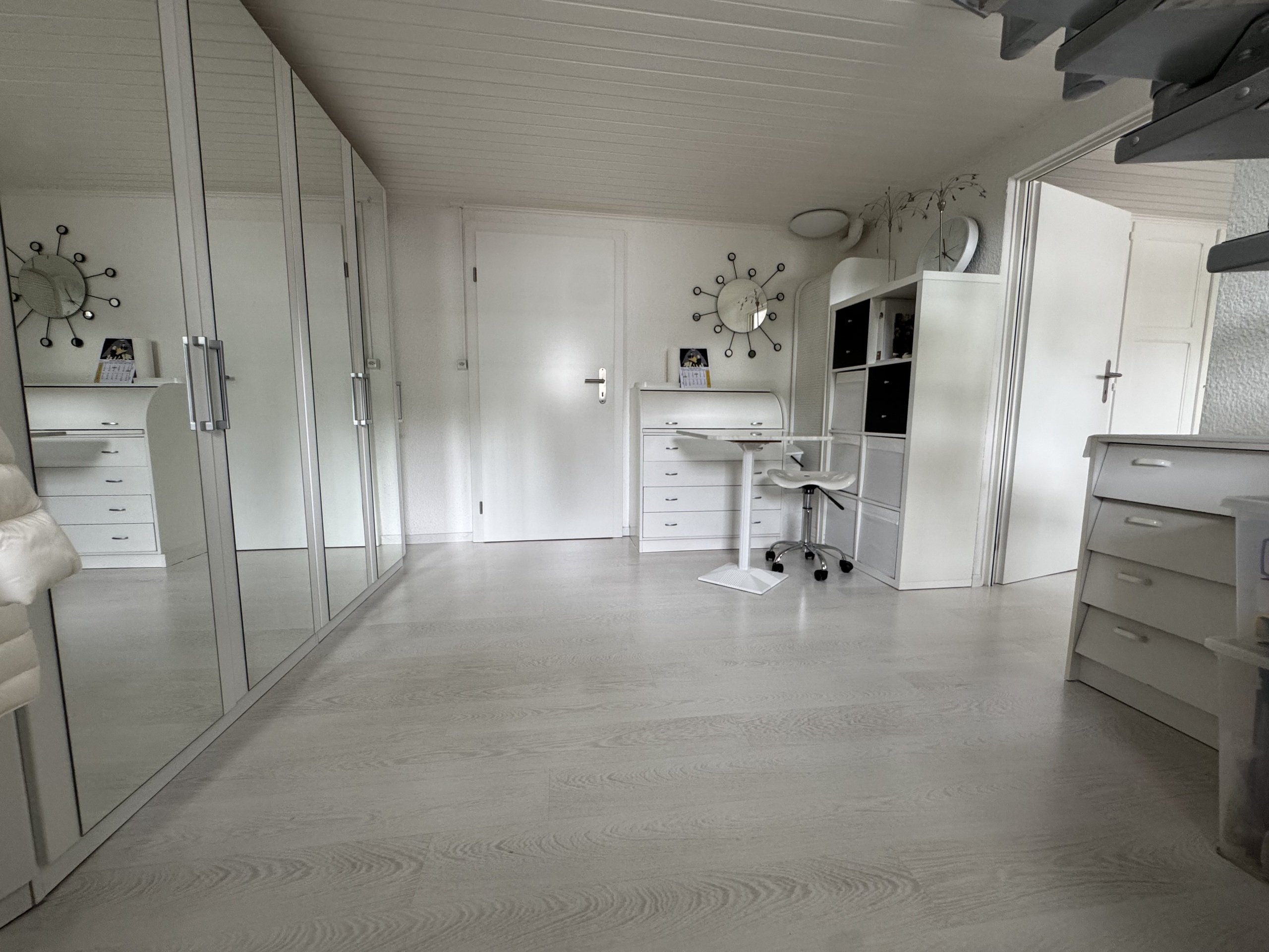 Helles Schlafzimmer mit Einbauschränken