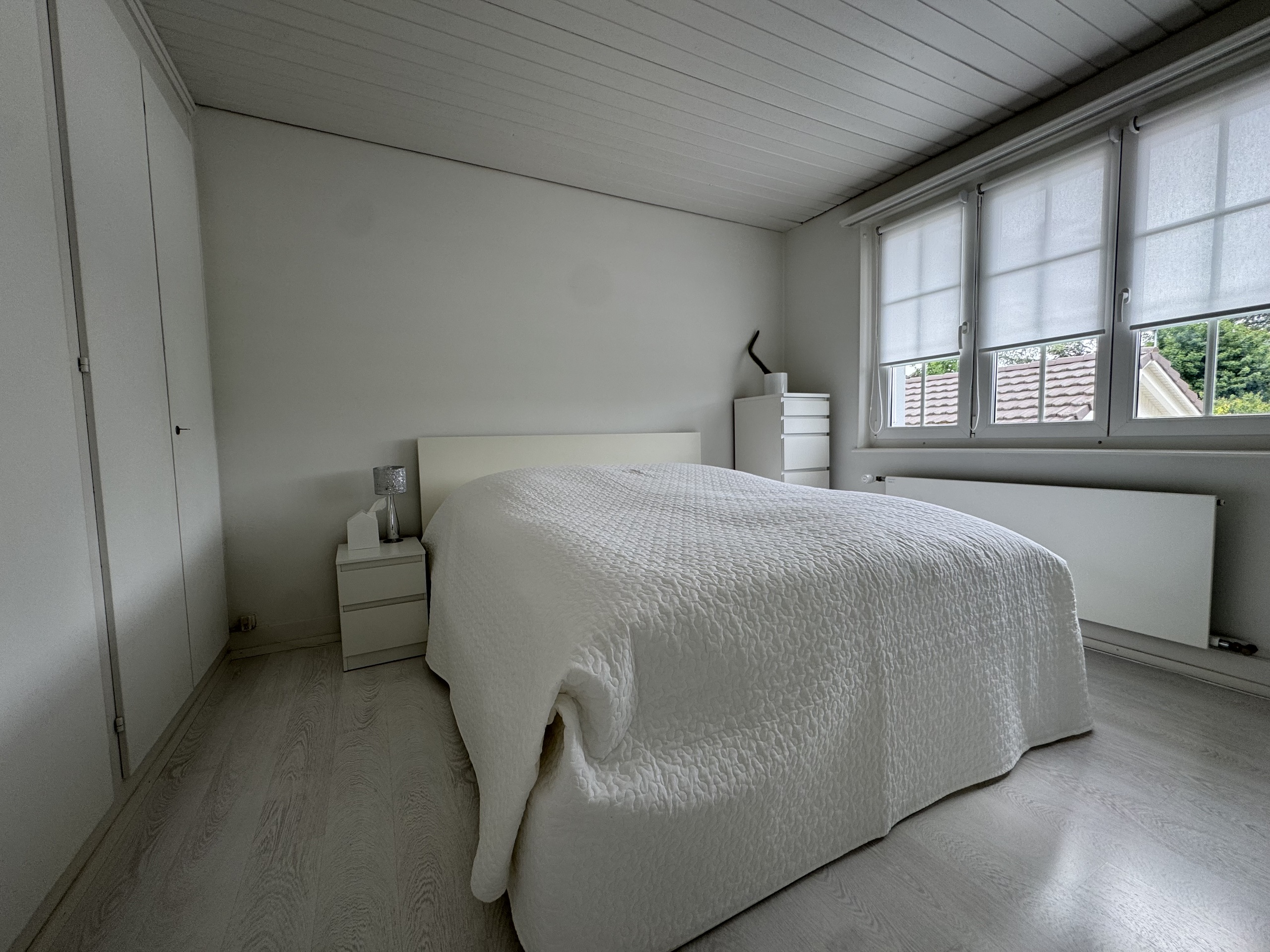 Helles Schlafzimmer mit weißer Einrichtung