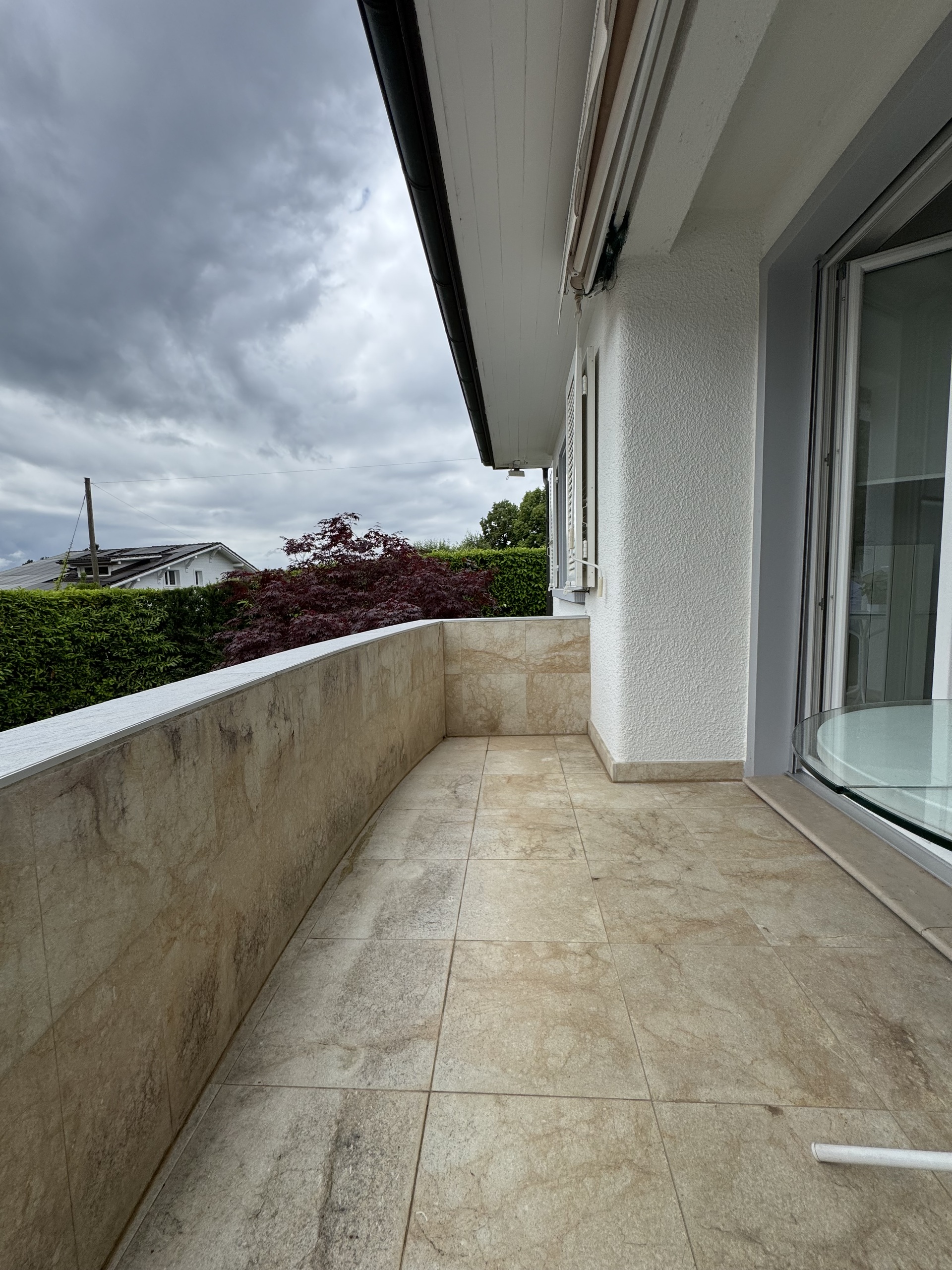 Balkon mit Natursteinfliesen