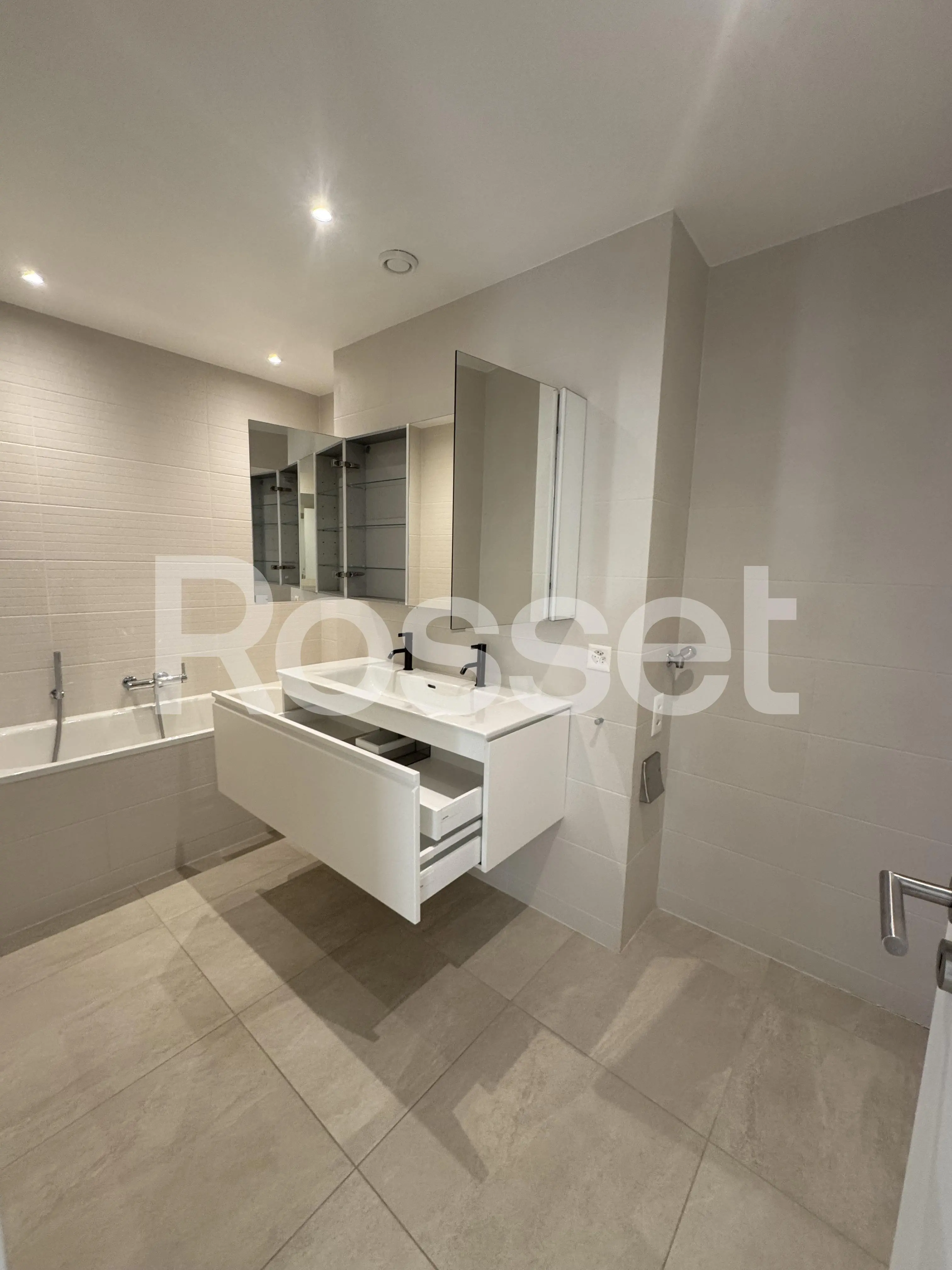 Modernes Badezimmer mit Doppelwaschbecken und Badewanne