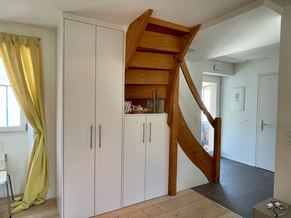 Innenflur mit Treppe und Einbauschrank