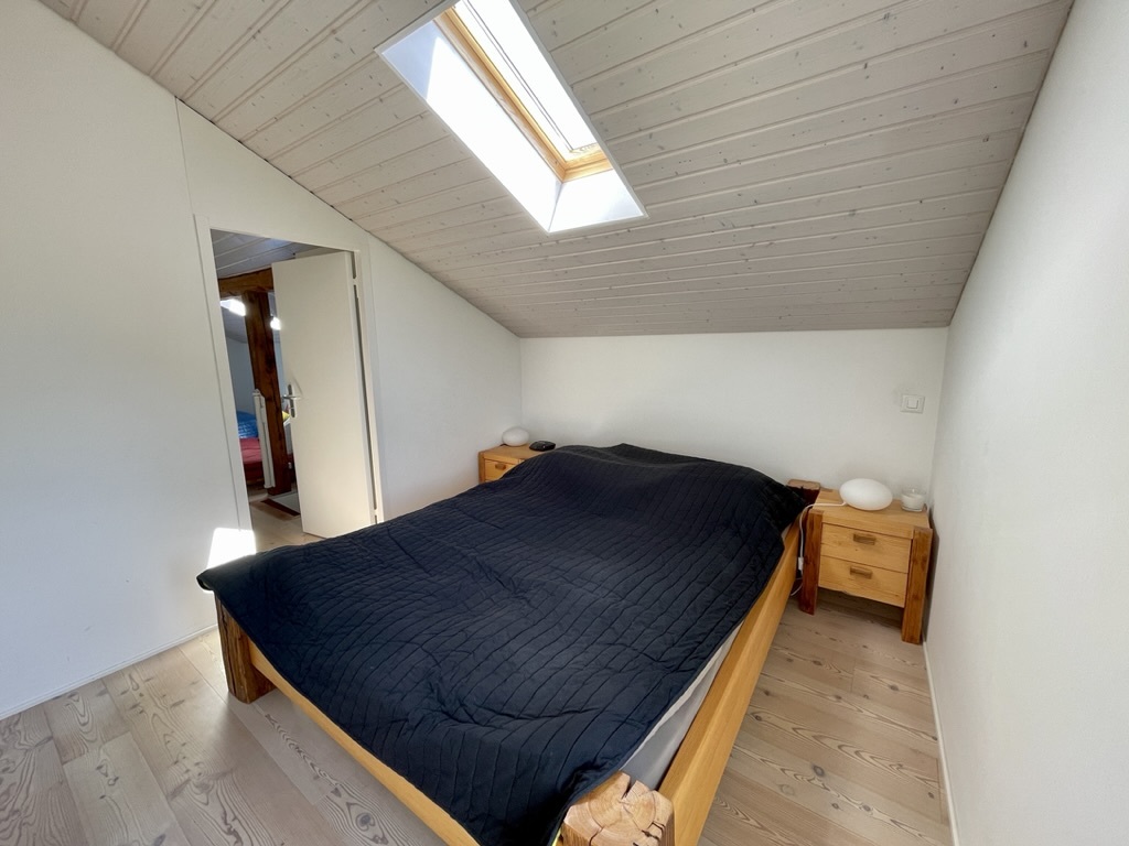 Dachgeschoss-Schlafzimmer mit Dachfenster