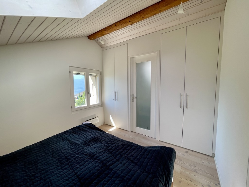 Helles Schlafzimmer mit Dachschräge und Einbauschrank