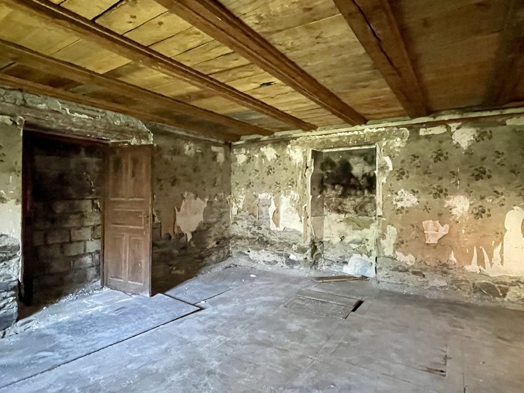 Verwahrloster Innenraum mit sichtbaren Schäden