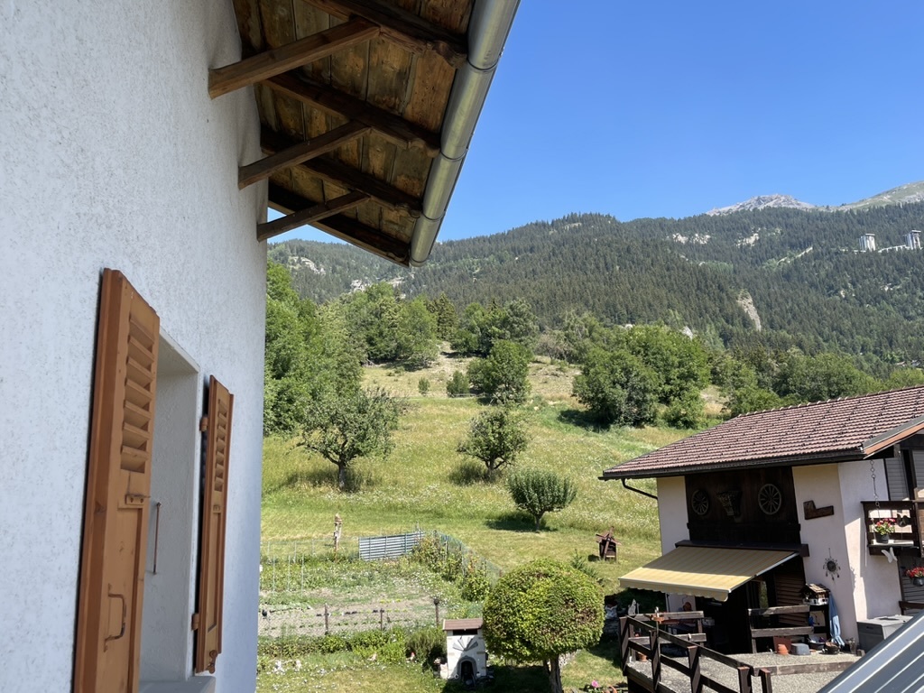 Balkon- und Bergblick am Haus