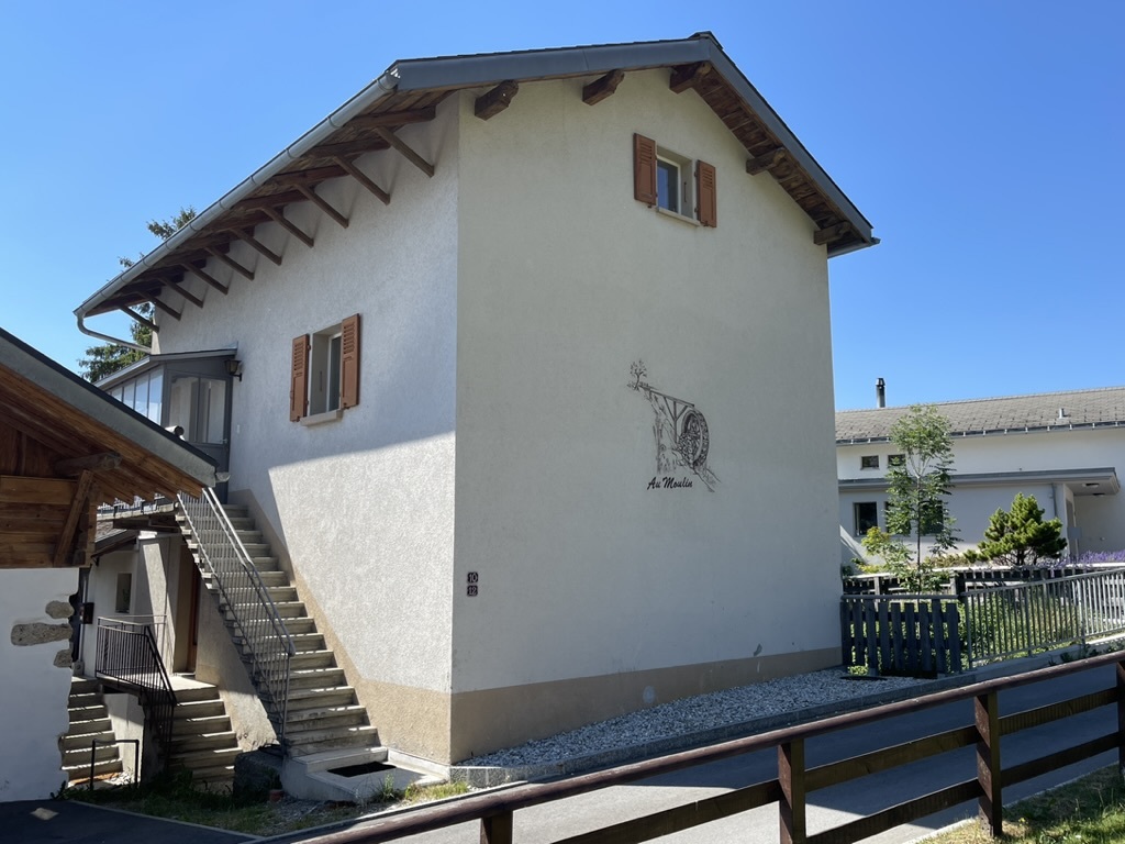 Außenansicht eines Hauses mit Treppe und Giebel