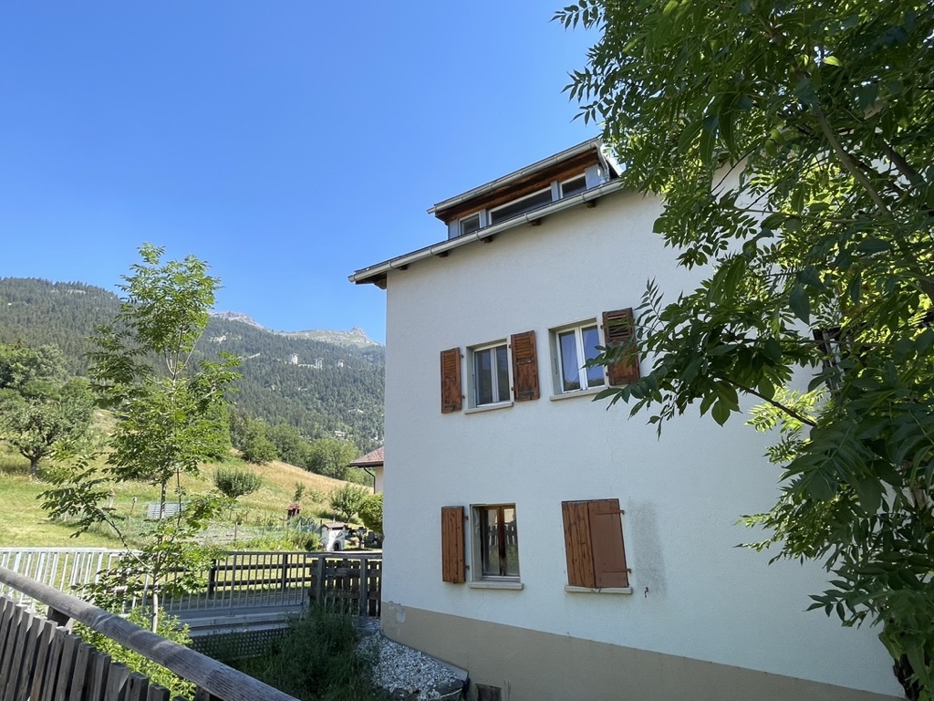 Außenansicht eines Hauses in alpiner Umgebung