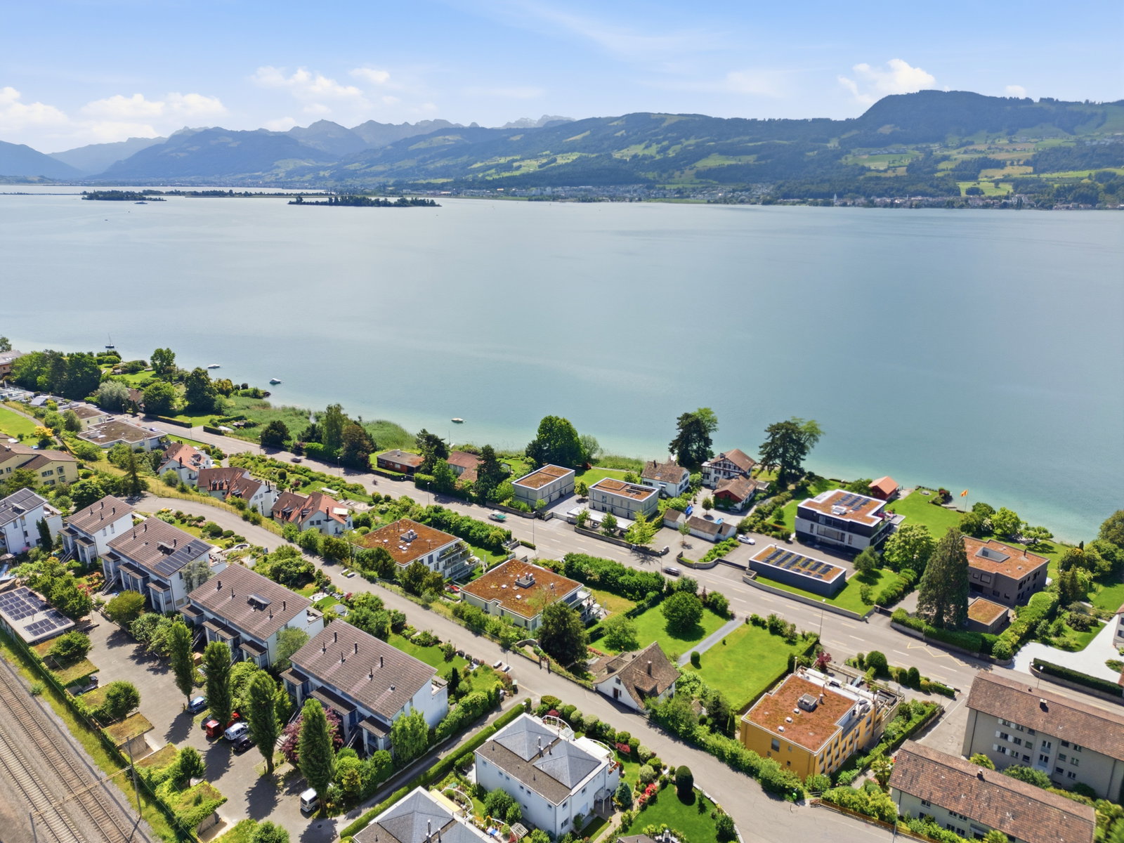 Luftaufnahme einer Wohnsiedlung am See