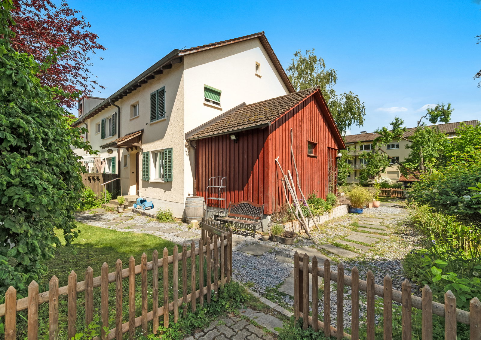 Wohnhaus mit Garten