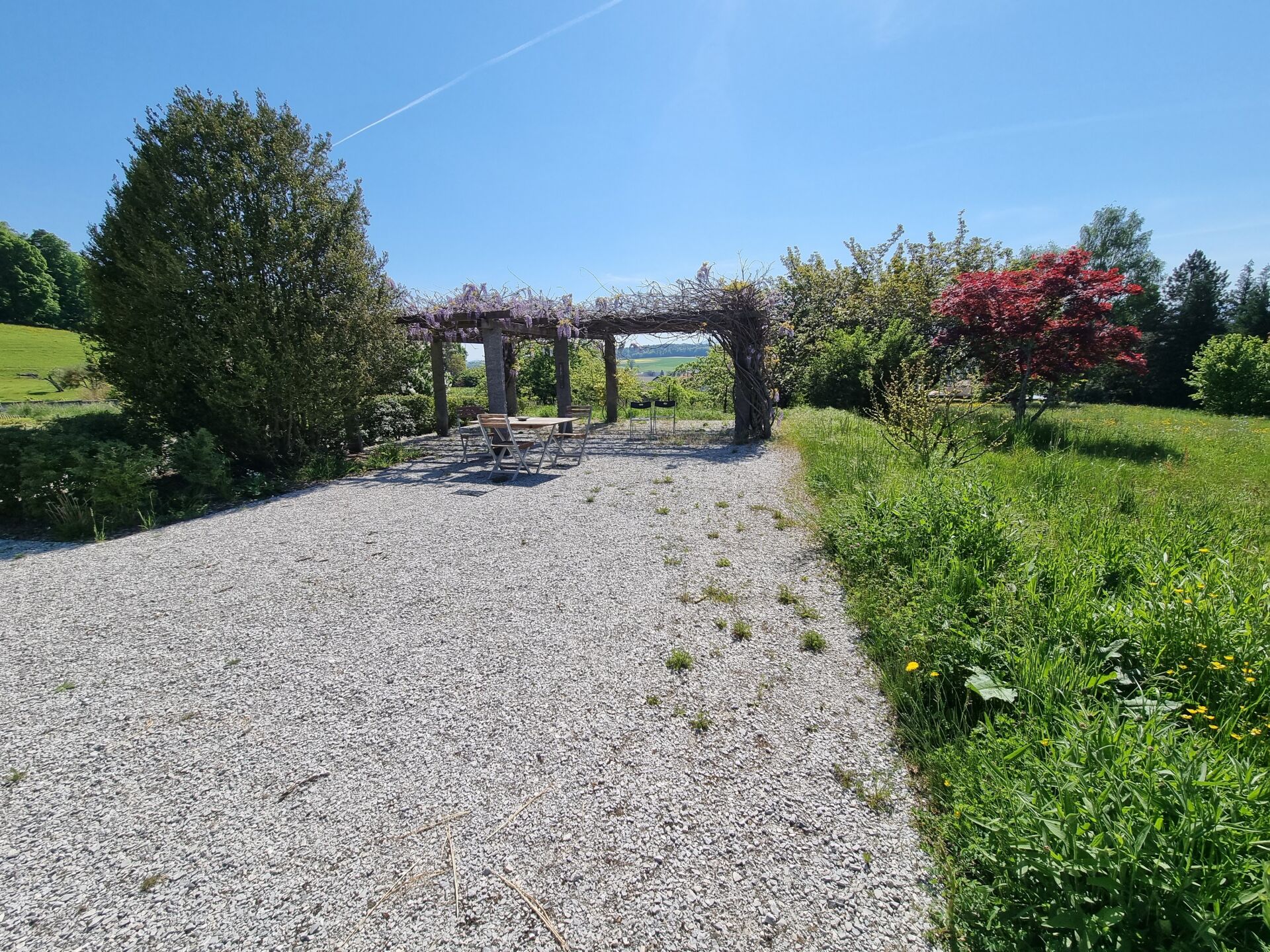 Garten mit Pergola und Sitzbereich