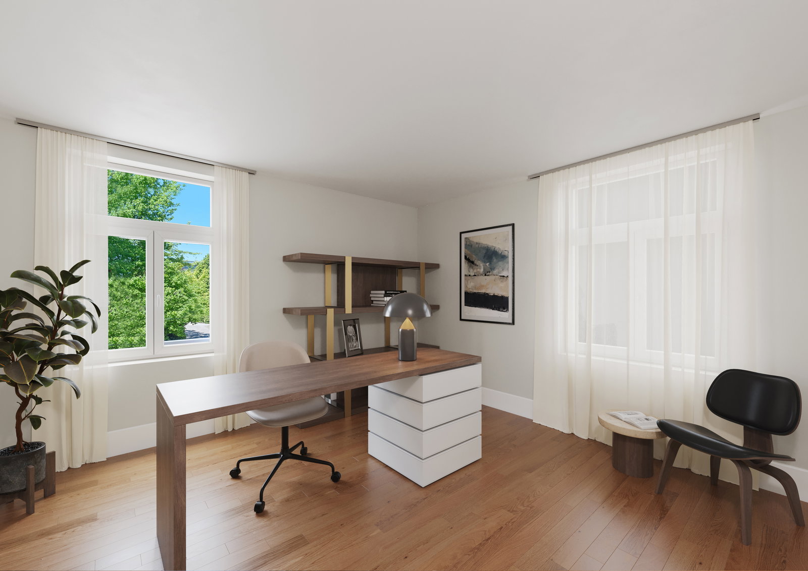 Helles Homeoffice mit Holzschreibtisch und großen Fenstern