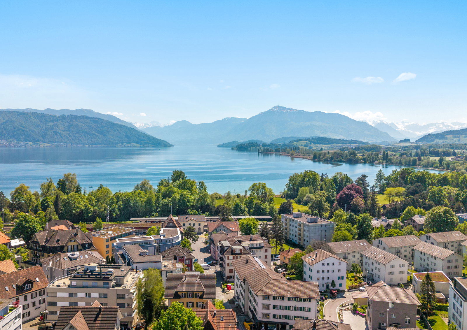 See- und Bergpanorama über einer Wohnsiedlung
