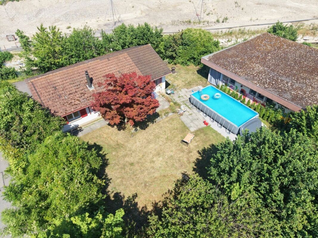 Luftaufnahme eines Hauses mit Garten und Pool