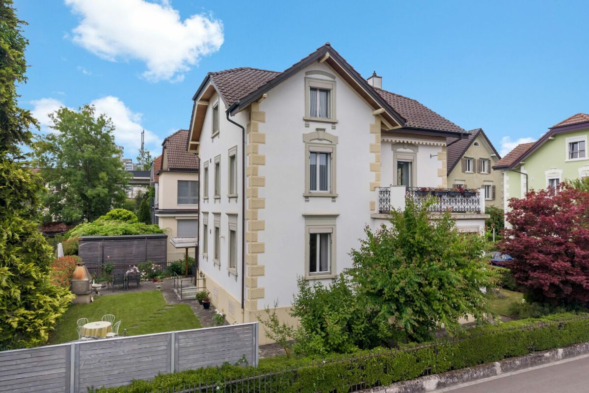 Freistehendes Mehrfamilienhaus mit Garten