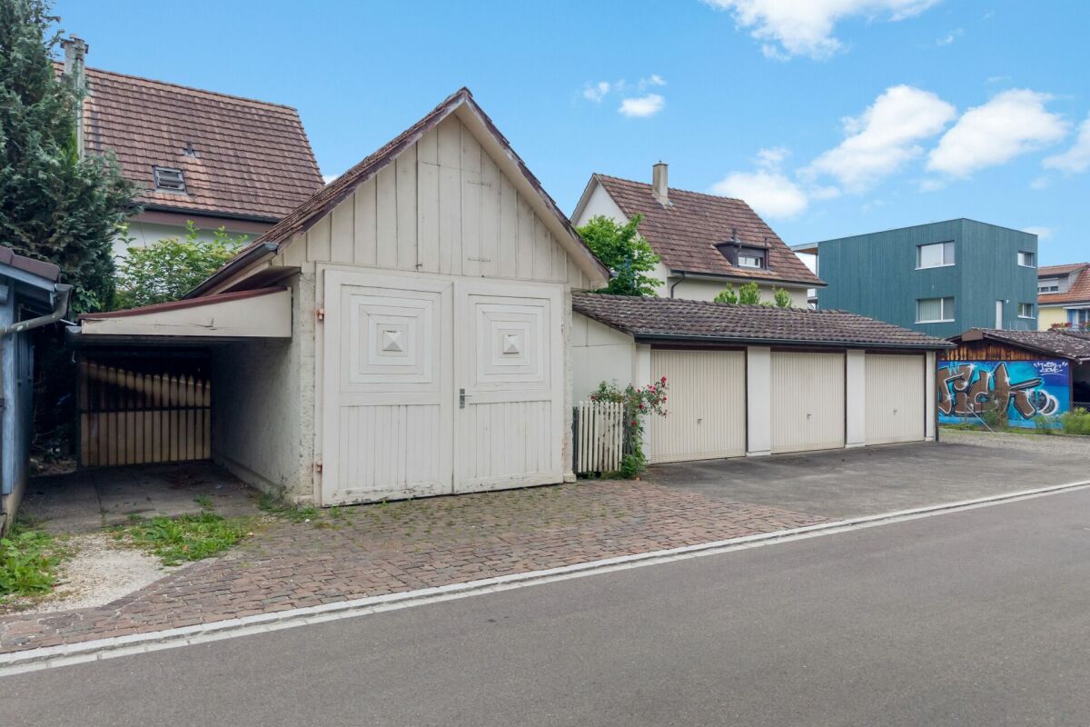 Garage- und Hofansicht eines Wohngebäudes