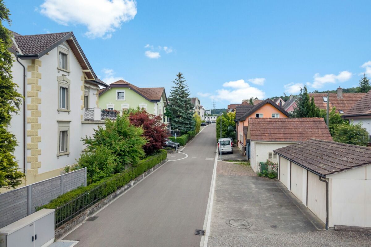 Wohnstraße mit Einfamilienhäusern