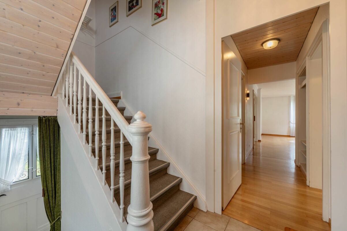 Heller Eingangsbereich mit Treppe und Flur