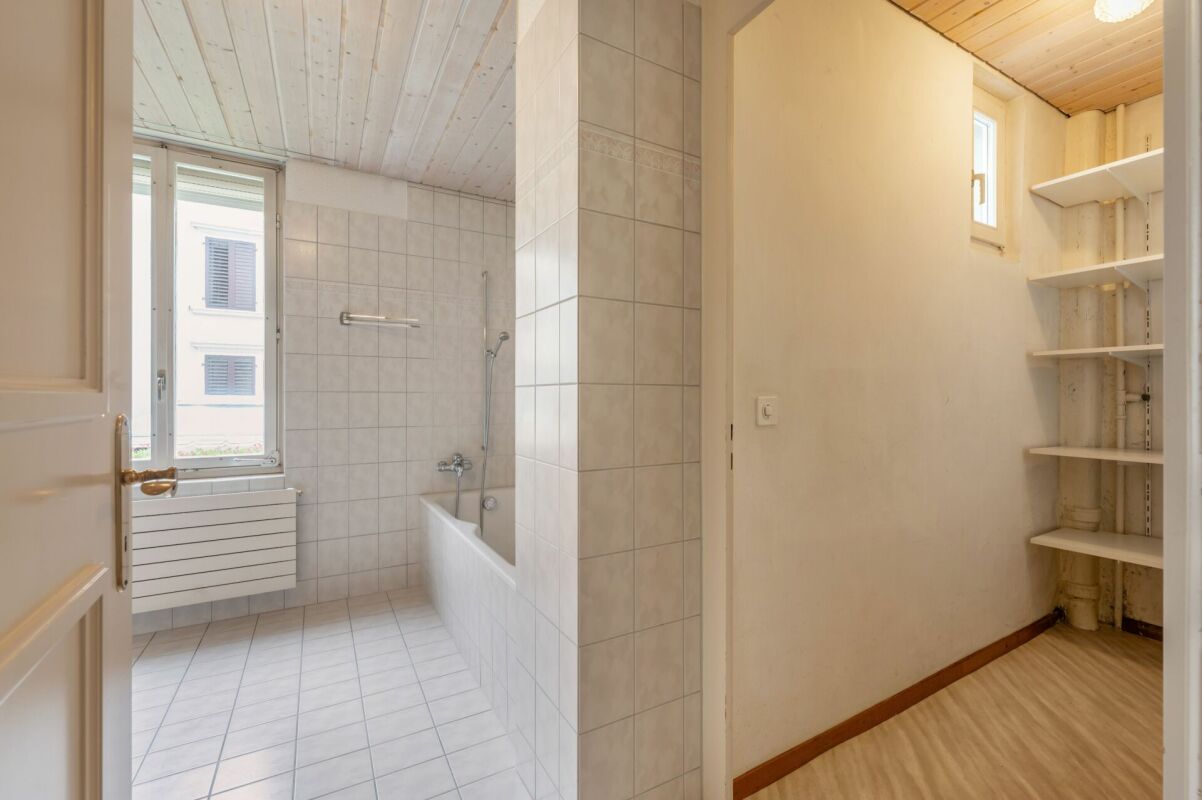 Badezimmer mit Badewanne und Abstellnische