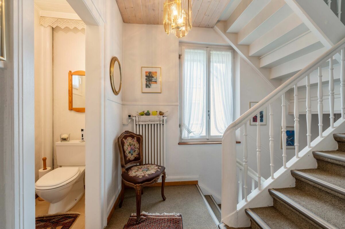 Heller Eingangsbereich mit Treppe und Gäste-WC