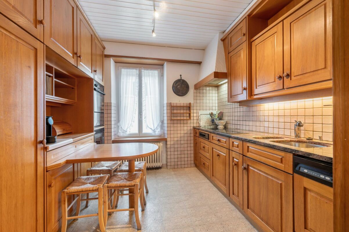 Gemütliche Küche mit Holzfronten