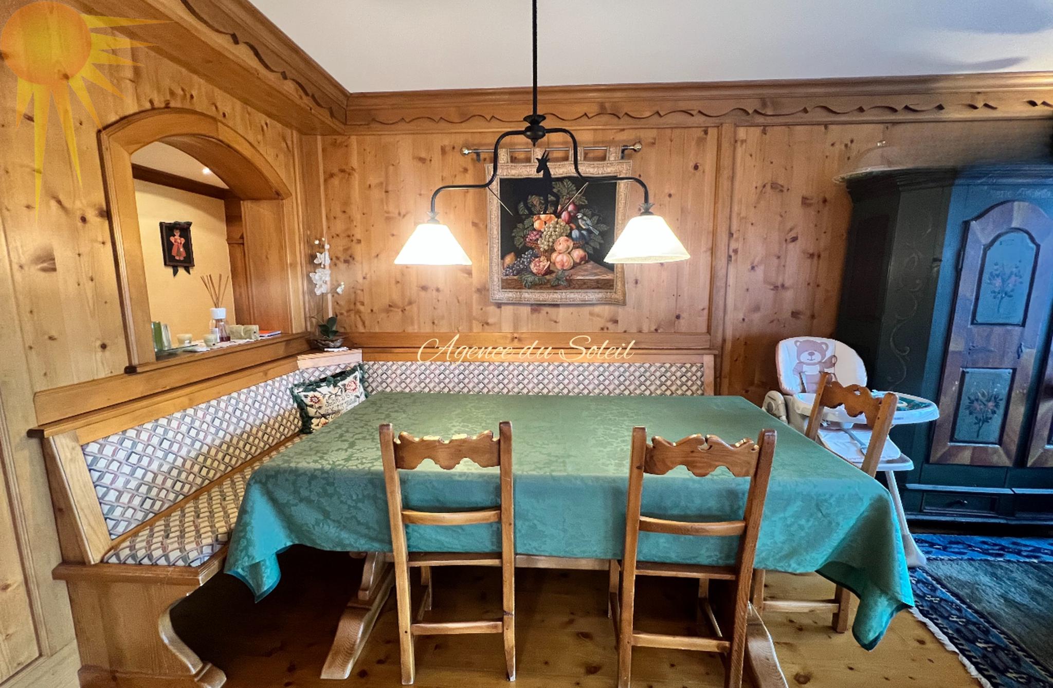 Gemütliche Essnische im Holzstil
